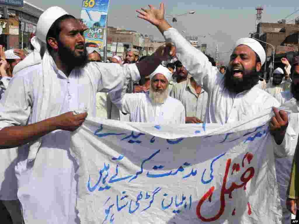 Pakistan - Protest islamista - Protesti pakistanskih islamista bili su posljedica ubistva njihovog vodje u Lahoreu. 