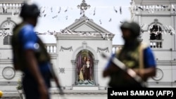 Soldați în fața unui altar al Sf. Anton în Sri Lanka.