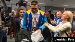 Александра Усика встречают в аэропорту после победы над поляком Кшиштофом Гловацки, Киев, 18 сентября 2016 года