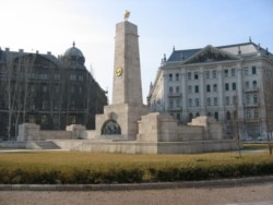 Памятник советским солдатам, возведенный при социализме, стоит в Будапеште на той же площади, что и памятник жертвам нацистской оккупации