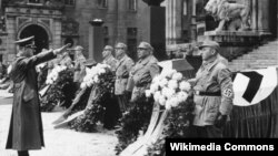 Адольф Гитлер команда берүүдө 