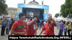 Португальські футбольні фанати у Львові у фан-зоні