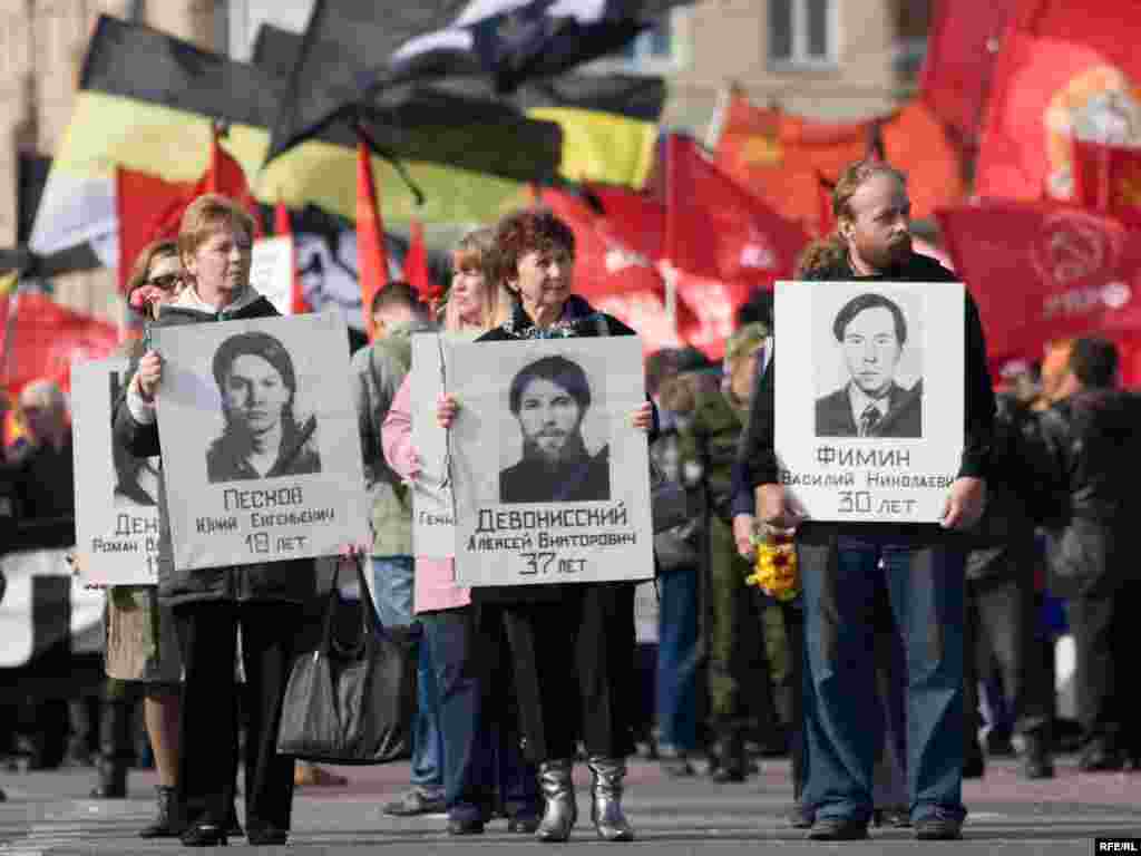 После митинга демонстранты прошли маршем по улице Красная пресня до Дружниковской улицы.