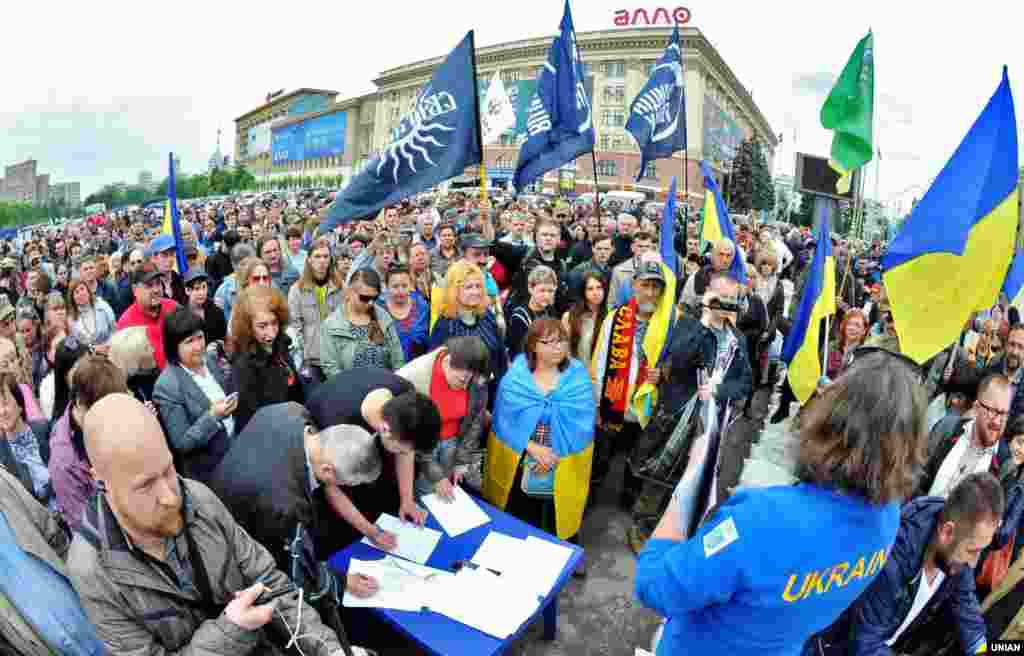 Мітинг проти ініціативи мера Харкова Геннадія Кернеса знести намет волонтерів &laquo;Все для перемоги&raquo; і перейменувати проспект Петра Григоренка у проспект Маршала Жукова. Харків, 12 травня 2019 року. БІЛЬШЕ ПРО ЦЕ