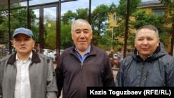 Гражданские активисты (слева направо) Суюндык Алдабергенов, Халелхан Адилханов и Мамет Кабылбеков возле Алматинского городского суда после окончания заслушиваний их жалоб в качестве свидетелей с правом защиты в апелляционном суде по делу «джихадистов», Алматы, 16 мая 2019 года. 