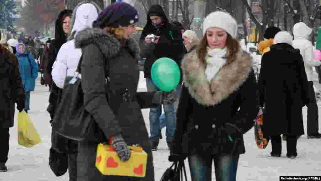 Усі охочі отримують «добрі» поради та різнокольорові повітряні кульки