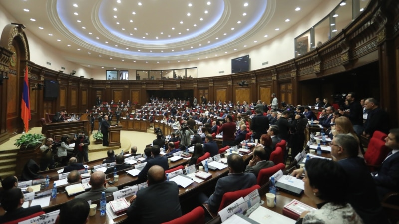 Заседание парламента сопровождалось словесными перепалками