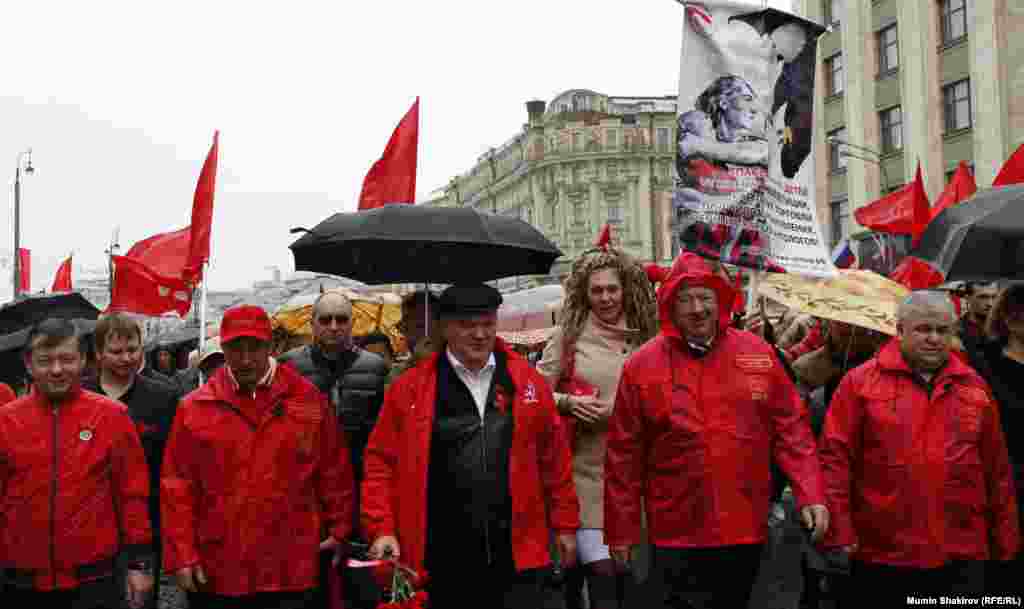Лидер КПРФ Геннадий Зюганов и его сторонники на Первомайской демонстрации.