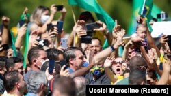 Președintele brazilian Jair Bolsonaro, în centrul unei mulțimi de suporteri în ciuda pandemiei de coronavirus