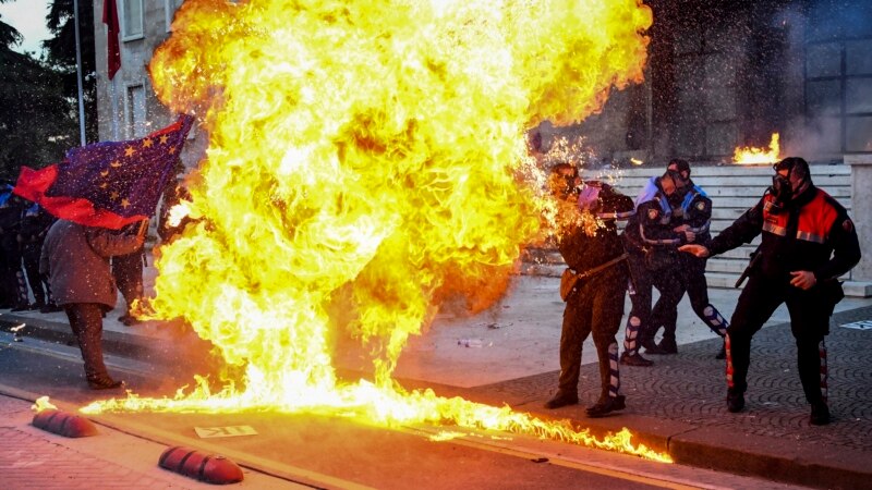 Опозицискиот протест во Тирана прерасна во насилство