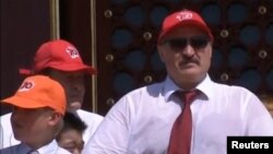 Александр Лукашенко в Пекине. Слева – сын президента Беларуси Коля