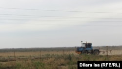Трактор на поле в Туркестанской области Казахстана. Иллюстративное фото.