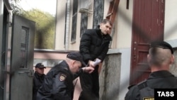 Александра Костенко заводят в зал суда
