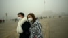 Жители китайской столицы спасаются от смога при помощи специальных масок 