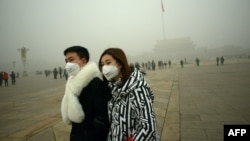 Жители китайской столицы спасаются от смога при помощи специальных масок 