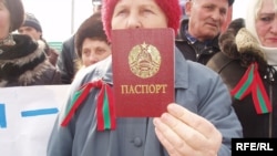 Cu paşaportul transnistrean la protest, la punctul de trecere Platonovo, în apropiere de Odesa, 20 martie 2006