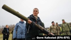 Oktyabrın 31-də NATO-nun baş katibi Jens Stoltenberg onun vətəni Norveçdə keçirilən Trident Juncture adlı manevrlərə baş çəkib