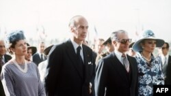 Valery Giscard d'Estaing și soția sa, Anne-Aymone, alături de șahul Iranului, Mohamed Reza Pahlavi, și soția lui, Farah Diba, 1976 