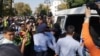 Билікке қарсы бейбіт митингіде полиция қатысушылардың бірін ұстап, көлікке салған сәтті түсіріп жатқан журналистер. Алматы, 21 қыркүйек 2019 жыл.