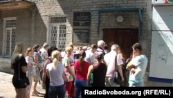 Очередь из людей, которые хотят получить российский паспорт, возле здания так называемой миграционной службы группировки «ДНР» в Донецке, 9 июня 2019 года