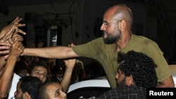 Səif Qəddafi Tripolidə tərəfdarları arasında. 2011