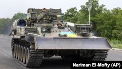 Українські військовослужбовці на дорозі в Донецькій області, 10 липня 2022 року