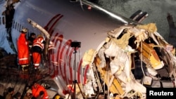 Рятувальники на місці аварії літака Boeing 737-86J компанії Pegasus Airlines, Стамбул, Туреччина, 5 лютого 2020 року