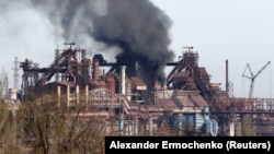 Дым над металлургическим заводом «Азовсталь», который находится в руках украинских военных и по которому армия РФ наносит постоянные удары с воздуха. Мариуполь, 25 апреля 2022 г.