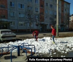 Журналисты-дворники на работе