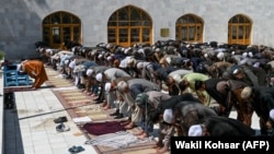 Пятничная молитва в кабульской мечети в первый день Рамадана, 24 апреля 2020 года