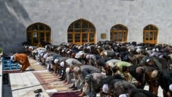Пятничная молитва в первый день священного месяца Рамадан в мечети Пуле Кхишти в Кабуле. Афганистан, 24 апреля 2020 года.