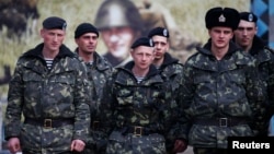 Украинские военнослужащие в Керчи, 4 марта 2014 года