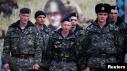 Українські військовослужбовці в Керчі, березень 2014 року