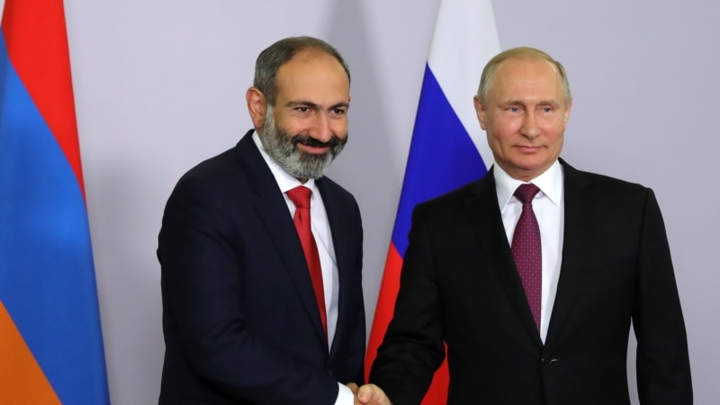 Kryeministri armen takohet me Putinin