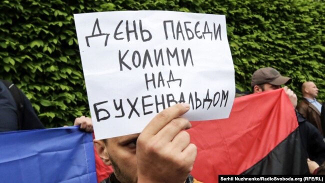 ÐŸÐ»Ð°ÐºÐ°Ñ‚ Ð² Ñ€ÑƒÐºÐ°Ñ… Ð¾Ð´Ð½Ð¾Ð³Ð¾ Ð· Ð°ÐºÑ‚Ð¸Ð²Ñ–ÑÑ‚Ñ–Ð², ÑÐºÑ– Ð²Ð¸ÑÑ‚ÑƒÐ¿Ð°Ð»Ð¸ Ð¿Ñ€Ð¾Ñ‚Ð¸ Ð°ÐºÑ†Ñ–Ñ— Â«Ð‘ÐµÐ·ÑÐ¼ÐµÑ€Ñ‚Ð½Ð¸Ð¹ Ð¿Ð¾Ð»ÐºÂ», Ñ‰Ð¾ Ð¿Ñ€Ð¾Ð²Ð¾Ð´Ð¸Ð»Ð°ÑÑ Ð² Ð£ÐºÑ€Ð°Ñ—Ð½Ñ– Ð¿Ñ–Ð´ Ð³Ð°ÑÐ»Ð¾Ð¼ Â«ÐÑ–Ñ…Ñ‚Ð¾ Ð½Ðµ Ð·Ð°Ð±ÑƒÑ‚Ð¸Ð¹, Ð½Ñ–Ñ‰Ð¾ Ð½Ðµ Ð·Ð°Ð±ÑƒÑ‚ÐµÂ». ÐšÐ¸Ñ—Ð², 9 Ñ‚Ñ€Ð°Ð²Ð½Ñ 2019 Ñ€Ð¾ÐºÑƒ