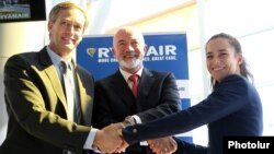 Armenia -- Ryanair's David O'Brien (C), Armenian Civil Aviation Committee chief Tatevik Revazian (R) and Marcelo Wende, chief executive of Armenia Internatonal Airports, announce the upcoming launch of Ryanair flights, Yerevan, October 16, 2019.