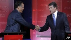 Републиканските кандидати за номинација за претседател, Мит Ромни и Рик Пери, се поздравуваат на крајот на една од дебатите во Библиотеката на Реган во Долината Сими во Калифорнија на 7 септември 2011 година. 