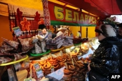Белорусские продукты на уличном рынке в Санкт-Петербурге