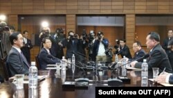 Južnokorejski ministar za ujedinjenje Čo Mijong-gijon i njegov severnokorejski kolega Ri Son Gvon, na sastanku u martu 2018, ilustrativna fotografija