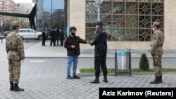 Ադրբեջան - Ոստիկանները Բաքվում հետևում են կարանտինի պահպանմանը, ապրիլ, 2020թ.