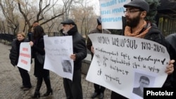 Armenia - Civic activists demonstrate outside the presidential palace in Yerevan to demand fair trials on non-combat army deaths, 12Dec2012.