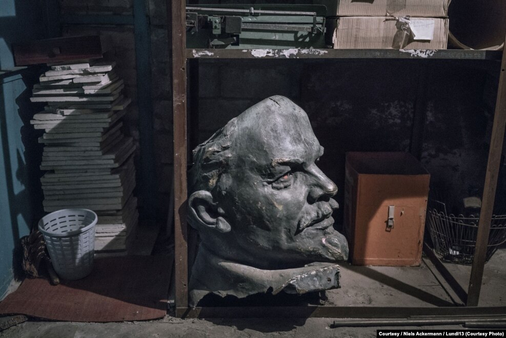 Koka e një monumenti të Leninit ndodhet në magazinat e Muzeut Historik Kombëtar në Dnipropetrovsk.