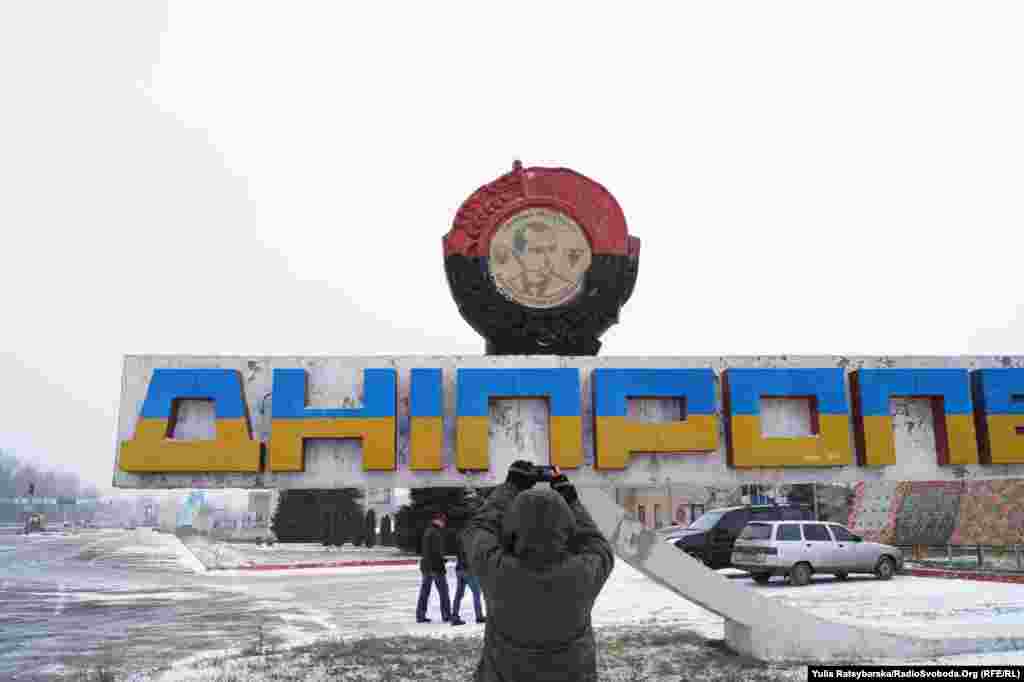 Визитная карточка города &ndash; знак на въезде в Днепропетровск с восточной стороны. Стараниями активистов композиция &quot;декоммунизировалась&quot;: вместо портрета Ленина в конце 2015 года там появился портрет Степана Бандеры.&nbsp;