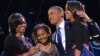 Президент США Барак Обама вместе с дочерьми и женой празднуют победу на выборах. Чикаго, 7 ноября 2012 года.