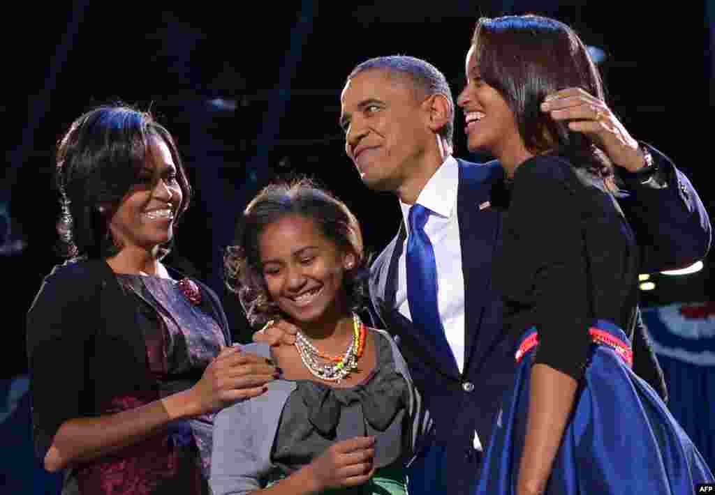 Predsjednik Barack Obama sa suprugom Michelle i kćerkama, Sashom i Maliom, Chicago, 7. novembar 2012. Foto: AFP / Jewel Samad