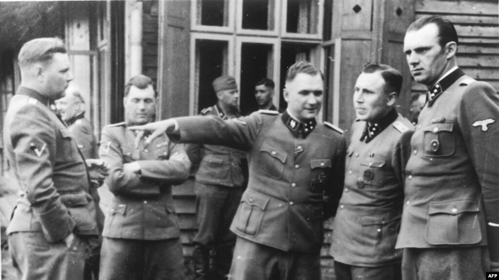 Йозеф Менгеле (другий зліва), відомий як «янгол смерті», був причетний до масових вбивств євреїв і здійснював медичні експерименти над дітьми