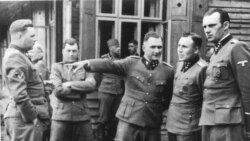 Йозеф Менгеле (другий зліва), відомий як «янгол смерті», був причетний до масових вбивств євреїв і здійснював медичні експерименти над дітьми