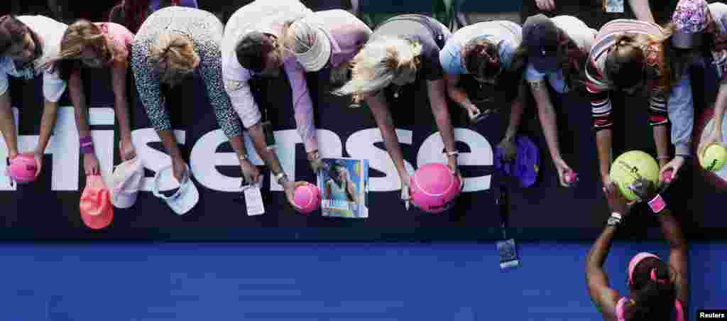 Tenistja Serena Williams, duke nënshkruar autografe pasi mundi bashkatdhetaren Madison Keys në garën për femra në ndeshjen gjysmëfinale në turneun e tenisit&nbsp;​&quot;Australian Open&quot;në Melbourne.&nbsp;