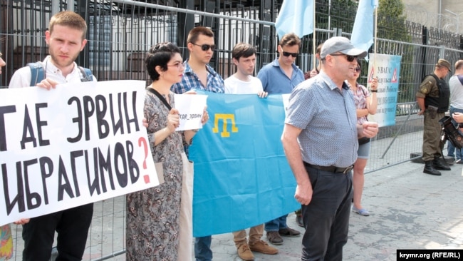 Акция у посольства России, посвященная жертвам насильственных исчезновений в Крыму. 2016 год