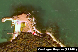 Това са координатите на временната строителна ограда, определяща границата на ползване на заетата общинска площ, изпратени в отговор на питане на Свободна Европа: 4704341.369; 667818.689 - 4704329.537; 667808.745